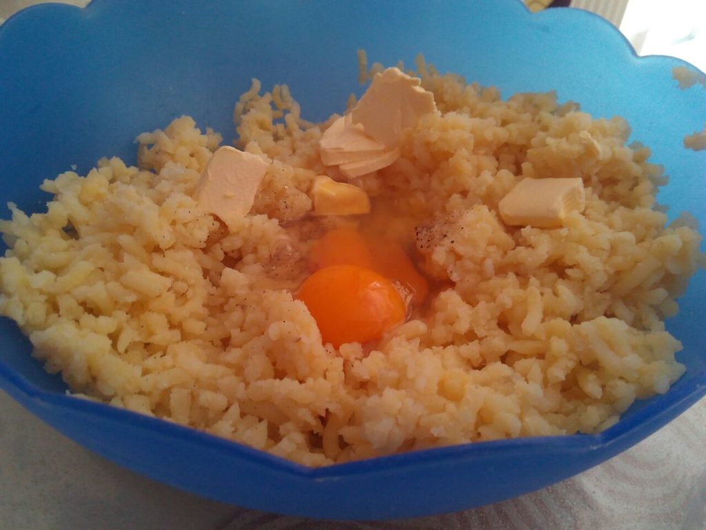 Preparazione delle crocchè di patate