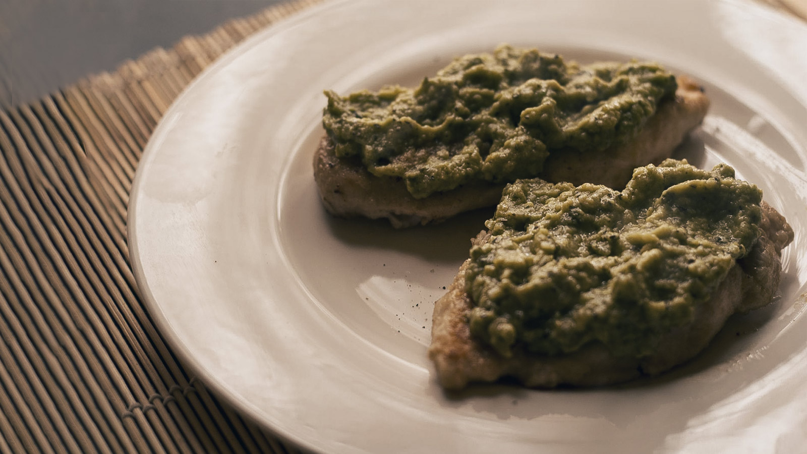 Petto di pollo con salsa di avocado