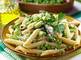 Penne, fave, piselli e asparagi